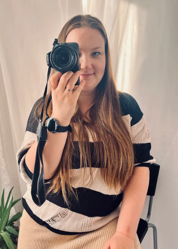 Zdjecie fotografki w czasie pracy z aparatem fotograficznym , w swoim profesjonalnym studio domowym w Wejherowie.